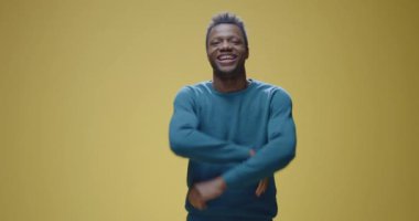 Neşeli genç adam kameraya bakan