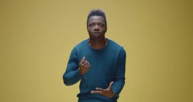 Öfkeden köpüren genç adam