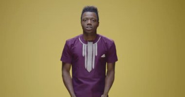 Öfkeden köpüren genç adam