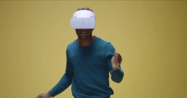 genç adam VR oyun oynuyor