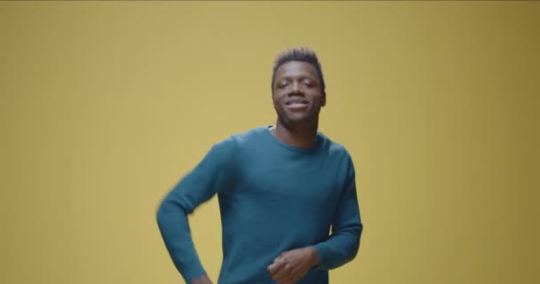 Молодой человек танцует под камеру — стоковое видео