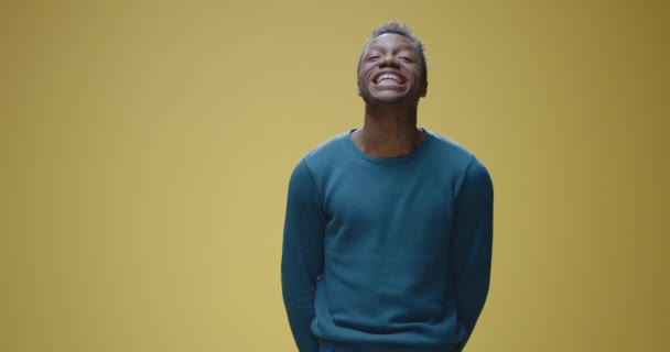 Ung mand viser forskellige ansigtsudtryk – Stock-video
