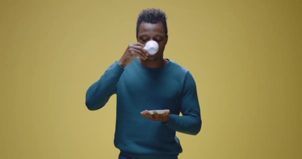 Junger Mann genießt Kaffee — Stockvideo