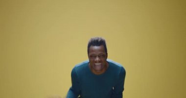 Genç adam yüksek sesle gülüyor.