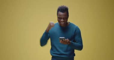 Başarıyı Kutlayan Genç Adam