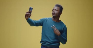 Genç adam özçekim için poz veriyor.