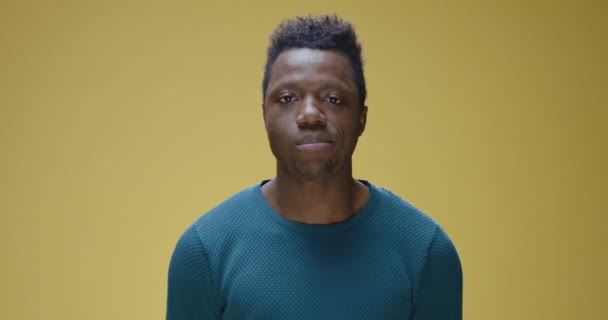 Молодий чоловік дме жувальної гумки бульбашки — стокове відео