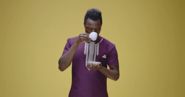 Hombre quejándose de café — Vídeo de stock