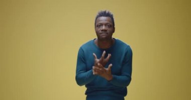 Genç adam kameraya şikayet ediyor.