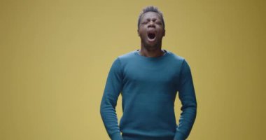 Yorgun genç adam kameraya bakıyor