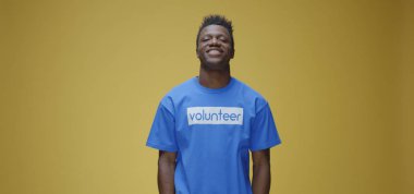 Gönüllü pano ile ayakta duruyor