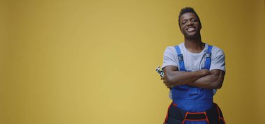 Ustabaşı ayakta ve işaret ediyor