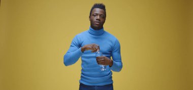 Adam şişeyi açıyor ve içiyor.