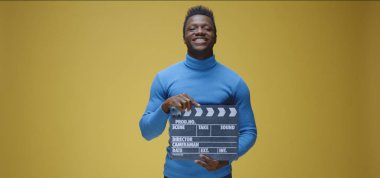 Sıkılmış adam film alkışını kullanıyor.