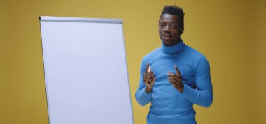 Çizelgeyle dil öğreten genç bir adam