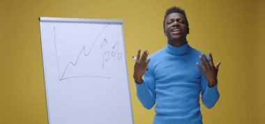 Çizelgeyle dil öğreten genç bir adam