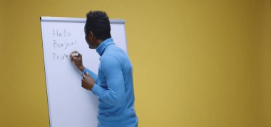 Çizelgeyle dil öğreten genç bir adam