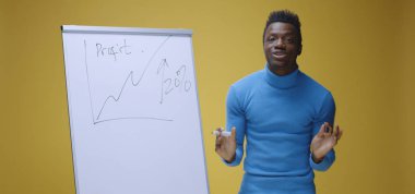 Çizelgeyle dil öğreten genç bir adam