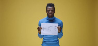 holding kağıt adam