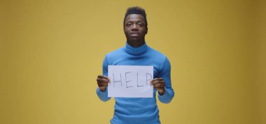 Genç adam tabela tutuyor.