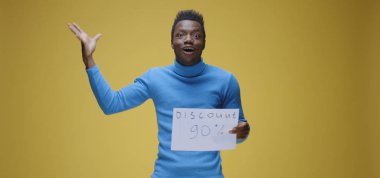 Genç adam tabela tutuyor.