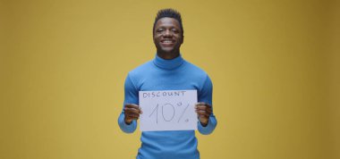 Genç adam tabela tutuyor.