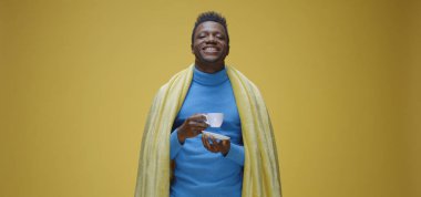 genç adam kahve keyfi