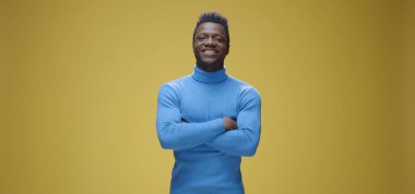 Neşeli genç adam kameraya bakan