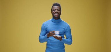 genç adam kahve keyfi