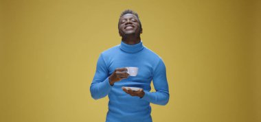 genç adam kahve keyfi