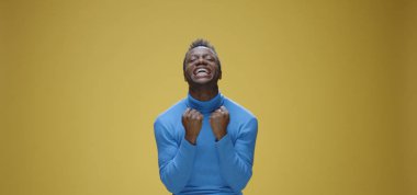 Neşeli genç adam kutluyor