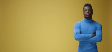 Gülümseyen genç adam sağı işaret ediyor