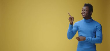 Gülümseyen genç adam sağı işaret ediyor