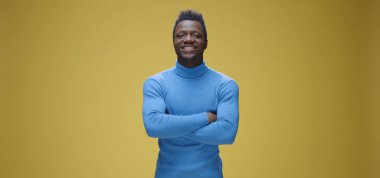 Gülümseyen genç adam sağı işaret ediyor