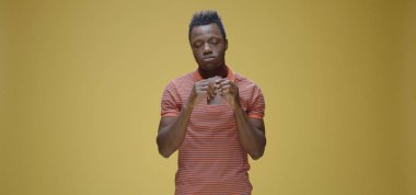 Genç adam iki sandviç yiyor.