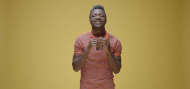 Genç adam iki sandviç yiyor.