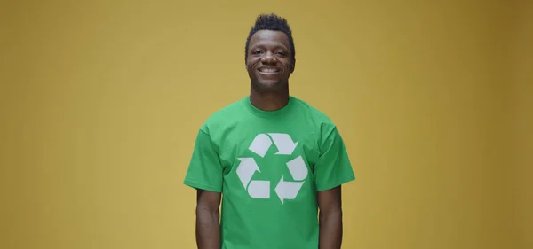 Man står stadigt när du bär t shirt med återvinning symbol — Stockfoto