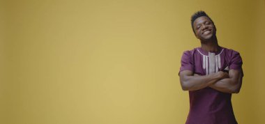 Gülümseyen genç adam sağı işaret ediyor