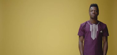 Gülümseyen genç adam sağı işaret ediyor