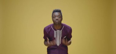 Genç adam kameraya şikayet ediyor.