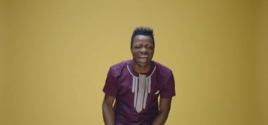 Genç adam yüksek sesle gülüyor.