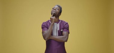 Düşünceli adam çeneye dokunuyor