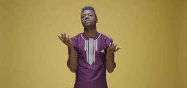 Düşünceli adam çeneye dokunuyor