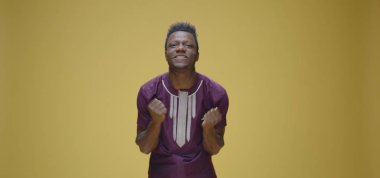 Öfkeden köpüren genç adam