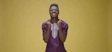 Öfkeden köpüren genç adam