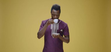 Adam kahveden şikayet ediyor.