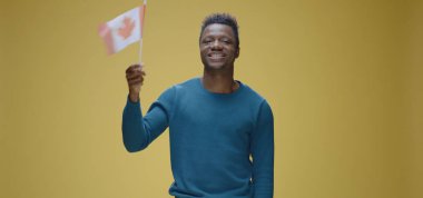 Kanada bayrağı sallayan genç adam