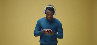 Genç adam müzikten hoşlanıyor.