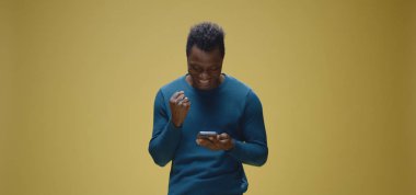 Başarıyı Kutlayan Genç Adam