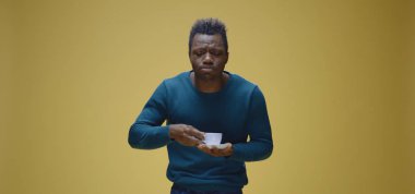 Adam kahveden şikayet ediyor.